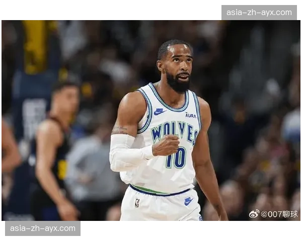 特写：老将控卫康利在森林狼更衣室白板前，向年轻球员讲解进攻回合选择。