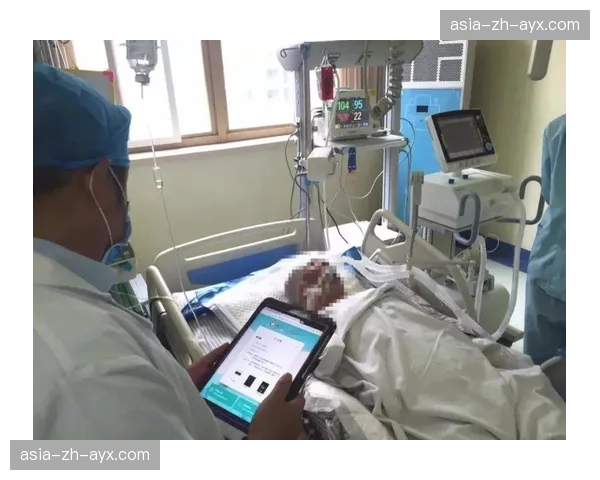 伤员离场时,场边医疗组使用便携式超声设备进行初步诊断,数据直传医院 伤员离场时,场边医疗组使用便携式超声设备进行初步诊断,数据直传医院